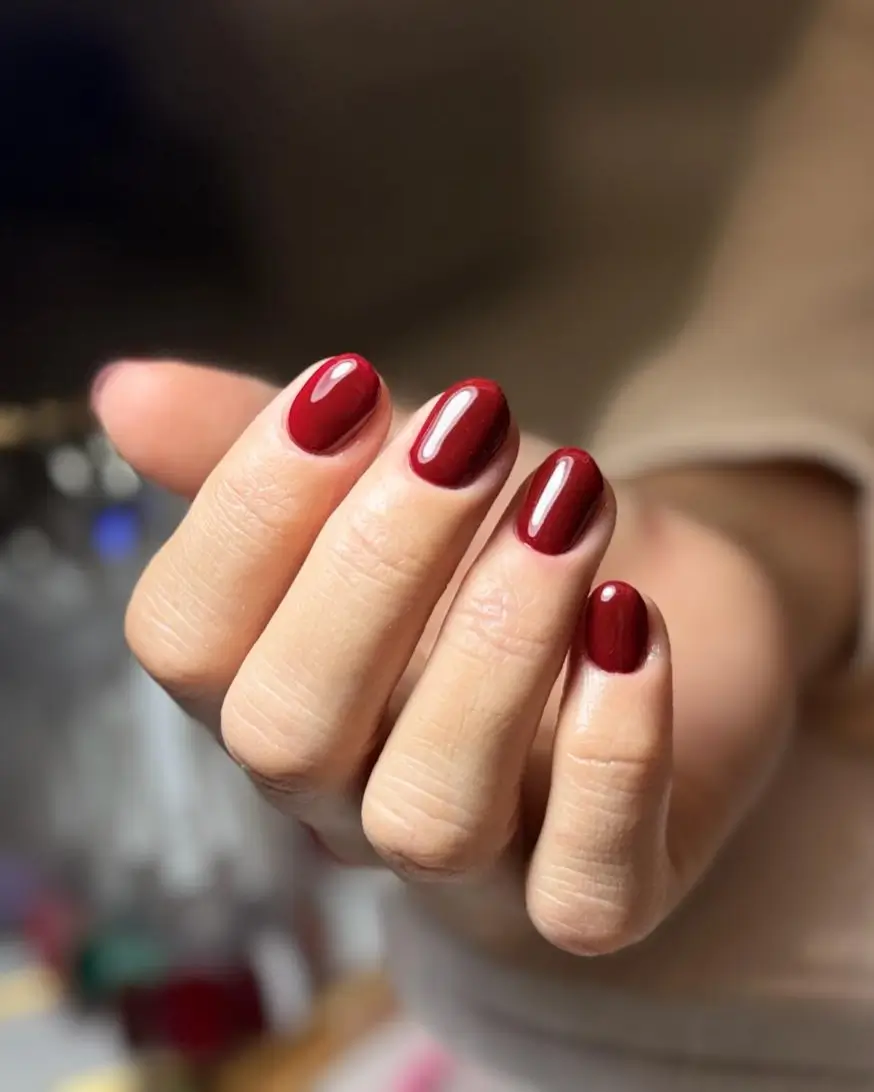 Unhas em gel vermelho com acabamento impecável feitas pela nail designer Bianca do Canto em Balneário Camboriú